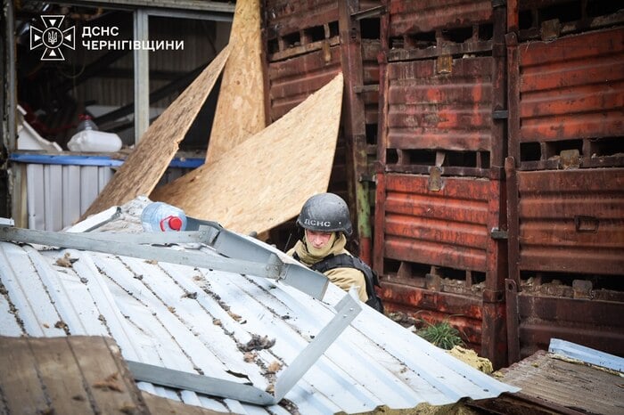 Наслідки російського удару по Чернігову, фото: ДСНС