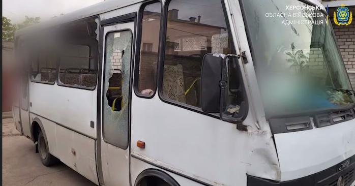 Российский дрон попал в маршрутку в Херсоне, есть погибший и раненые. Фото: 