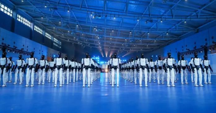 У Китаї 110 роботів-гуманоїдів встановили світовий рекорд із синхронного танцю. Фото: