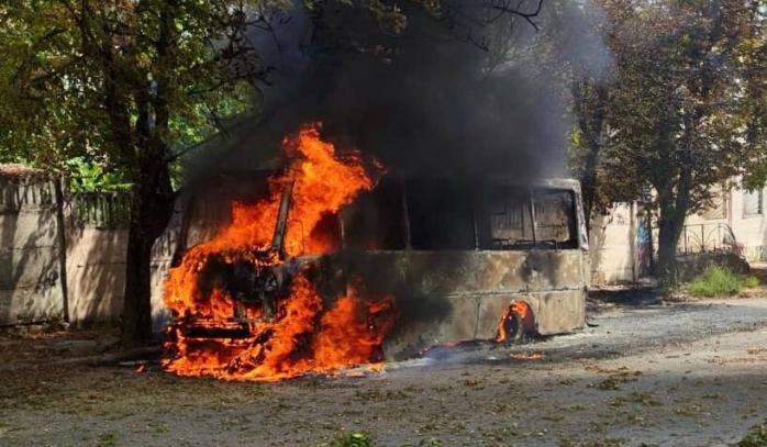 Росіяни вдарили дроном по автобусу в Запоріжжі, є поранені. Фото: 