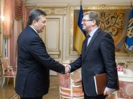 Янукович поговорив з Фюле: результати переговорів невідомі
