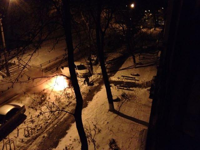 Ночью в Киеве горели 20 автомобилей со львовскими номерами (ВИДЕО)