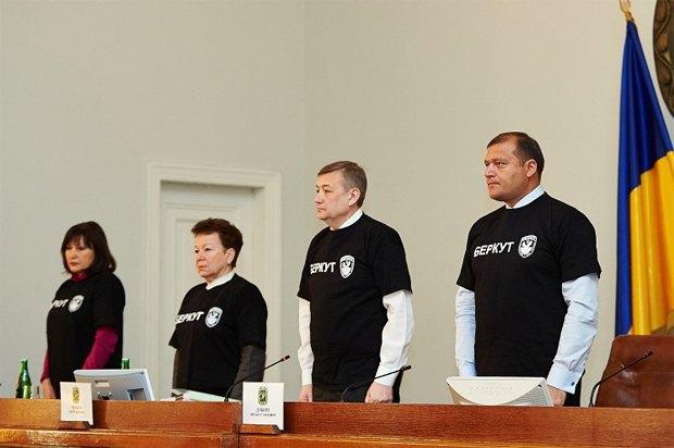 Добкин и харьковские регионалы пришли на сессию облсовета в футболках «Беркут» (ФОТО)