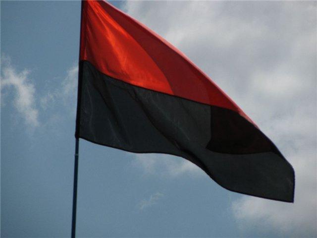 В Тернопольской области депутату присудили 40 часов работ за красно-черный флаг над РГА