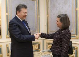 Янукович пообещал Нуланд ускорить освобождение митингующих
