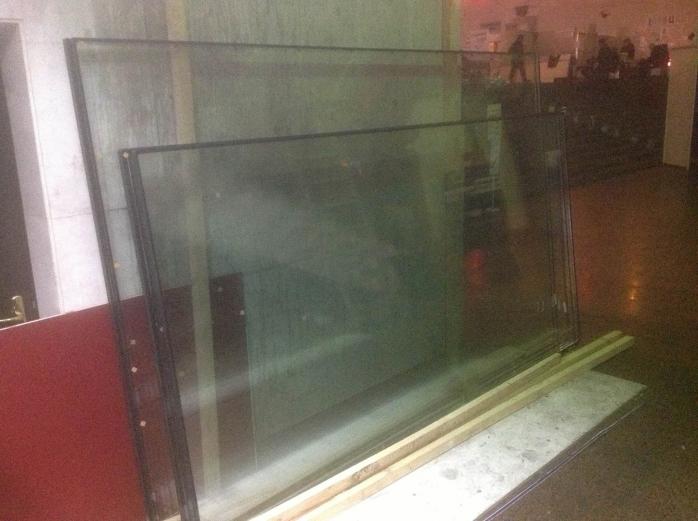 В Киеве активисты восстанавливают разбитые окна в Украинском доме (ФОТО)