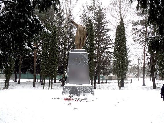 На Полтавщині обезголовили черговий пам’ятник Леніну (ФОТО)
