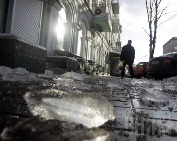 В центре Львова на пенсионерку с крыши упал кусок льда