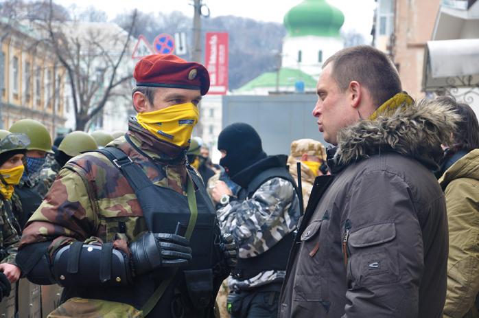 В Киеве активисты в касках и со щитами пикетируют Подольский райсуд (ФОТО)