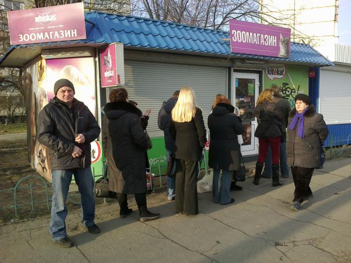Жителі Києва спустошують магазини і банкомати (ФОТО)