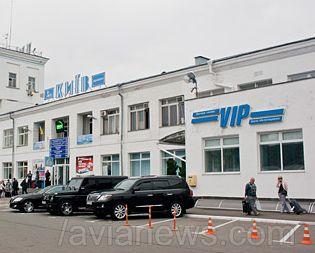 Активисты в «Жулянах» пытаются не дать вылететь самолету Захарченко (ФОТО)