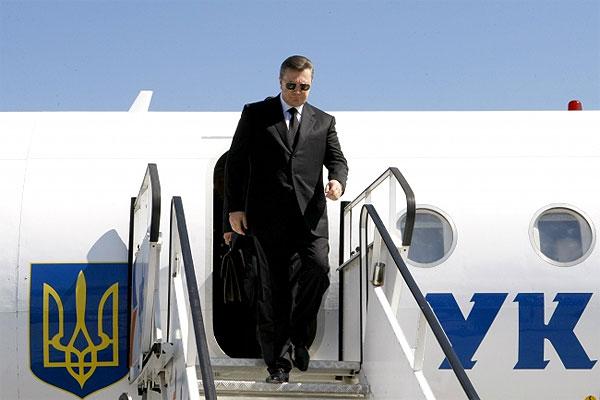 Янукович вылетел в Харьков, из Межигорья и АП вывозят ценные вещи — СМИ