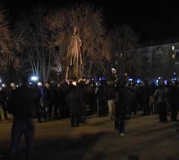 В центре Луганска во время стрельбы на митинге пострадали три человека — милиция (ВИДЕО)
