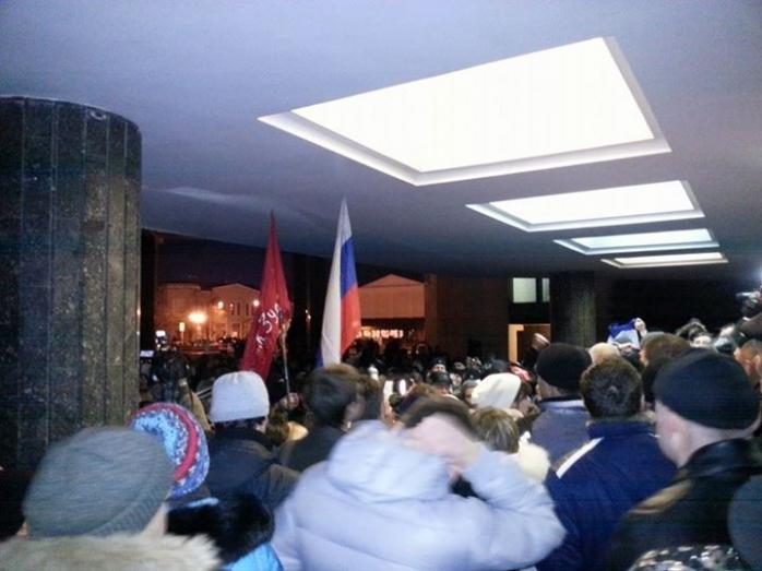 Мітингувальники встановили прапор Росії на будівлі кримського парламенту (ФОТО)