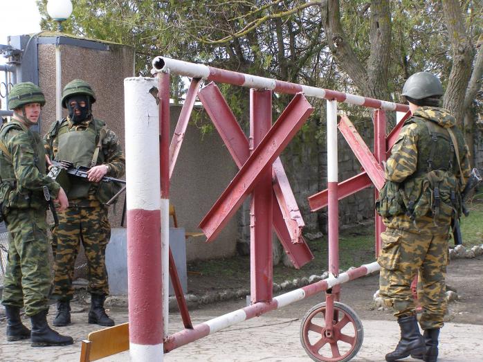 Ніч без штурму: українські військові частини в Криму продовжують тримати облогу (ФОТО)