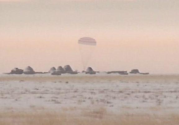 Корабель «Союз» з екіпажем МКС повернувся на Землю (ФОТО)