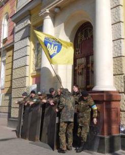 Самооборона Ивано-Франковска заблокировала здание МВД из-за нового руководителя (ФОТО)