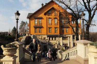 Прокуратура требует вернуть государству земли резиденций Януковича в Сухолучье