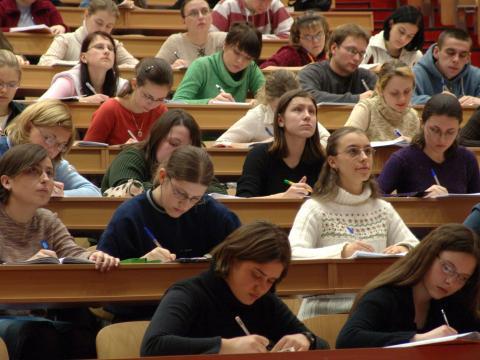 МОН просит временно не переводить контрактников на бюджет ради крымских студентов