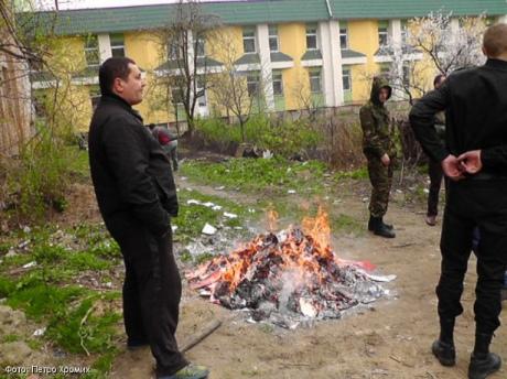 В Ровно «Правый сектор» захватил офис КПУ и сжег коммунистические книги (ФОТО)