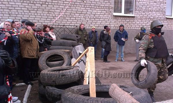 В Славянске баррикадируют захваченное отделение милиции (ФОТО, ВИДЕО)
