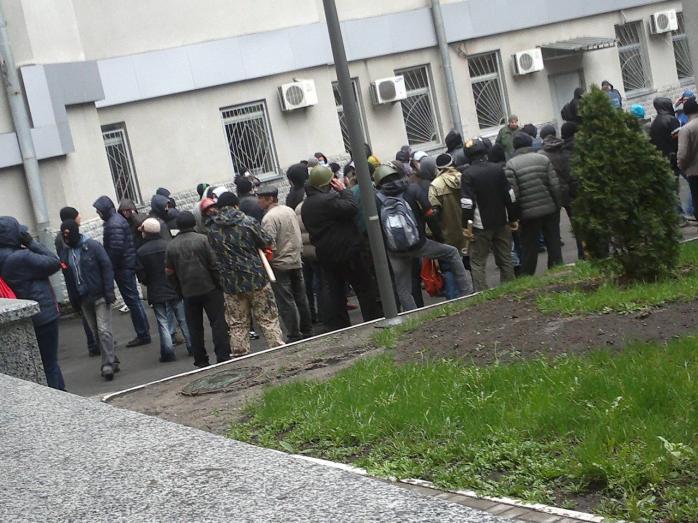 У двір Харківської міськради прорвалися проросійські активісти (ФОТО)