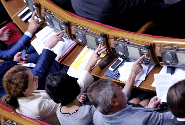Рада позбавила мандатів Колесніченка та Ванзуряка