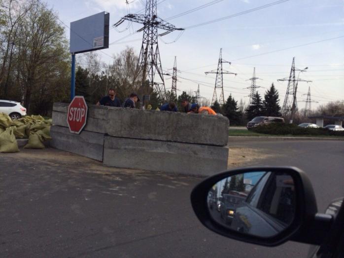 На в’їздах у Донецьк споруджують бетонні блокпости (ФОТО)