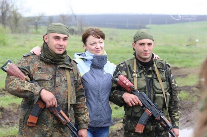 Активисты за единую Украину из Мариуполя поздравили воинскую часть с Пасхой (ФОТО, ВИДЕО)