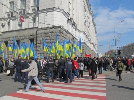 Біля міськради Харкова два мітинги: за єдність України і федералізацію (ФОТО)