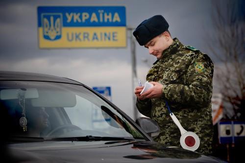 Прикордонники не пустили на материк кримчан з фальшивими паспортами