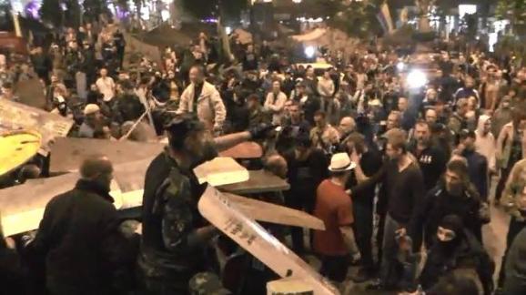 Ночью на Майдане подрались участники «факельного шествия» и самооборона (ФОТО)