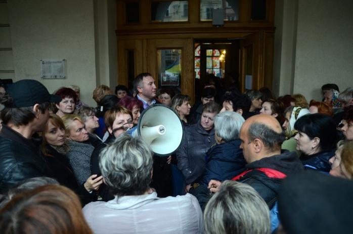 Під Львівською міськрадою одночасно пройшли шість мітингів (ФОТО, ВІДЕО)