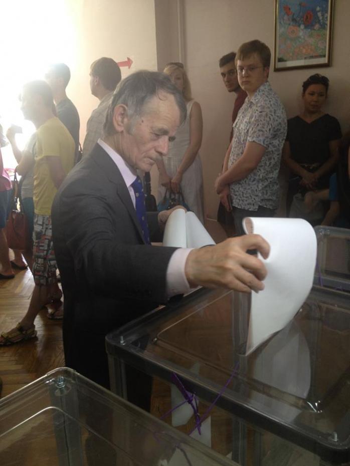 Джемилев проголосовал на выборах президента Украины в Киеве (ФОТО)