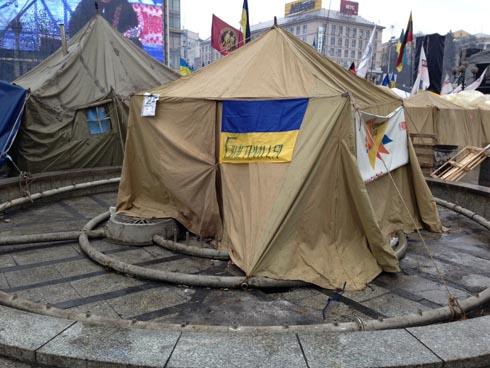 На Майдане ночью начали убирать палатки (ФОТО)
