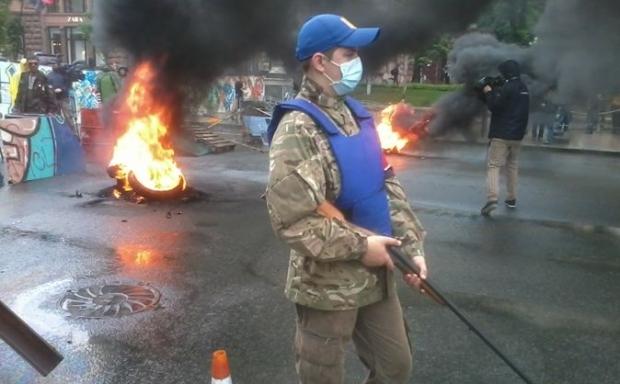 На Крещатике участники Майдана зажгли шины (ФОТО)