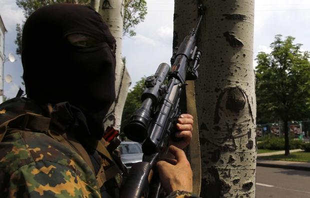 На Луганщине пограничников атакуют 400 террористов, из окон домов стреляют снайперы