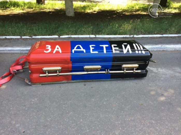 В Мариуполе ДНР подарили гроб с надписью «Вон из города!» (ФОТО, ВИДЕО)
