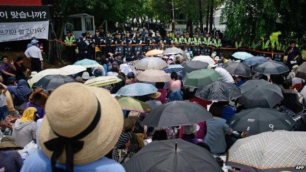 В Южной Корее 6 тыс. полицейских искали в церкви беглого миллиардера
