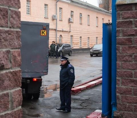 Автозаки и клетки в судах для заключенных СИЗО в Украине признали жестоким обращением