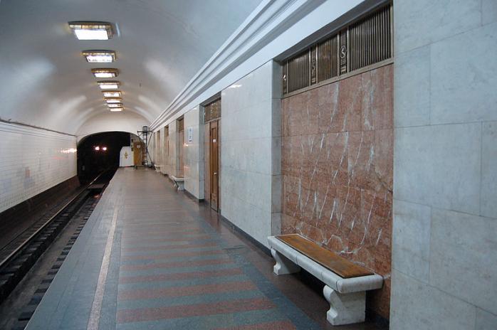 У Києві на станції метро «Арсенальна» чоловік впав на рейки