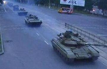 В Луганске зафиксировали колонну танков (ФОТО)