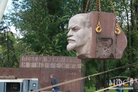 Очередной памятник Ленину демонтирован в Днепропетровске