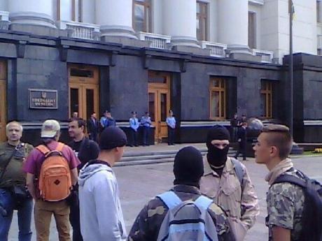 В Киеве возле АП митингуют против приостановления АТО (ФОТО)