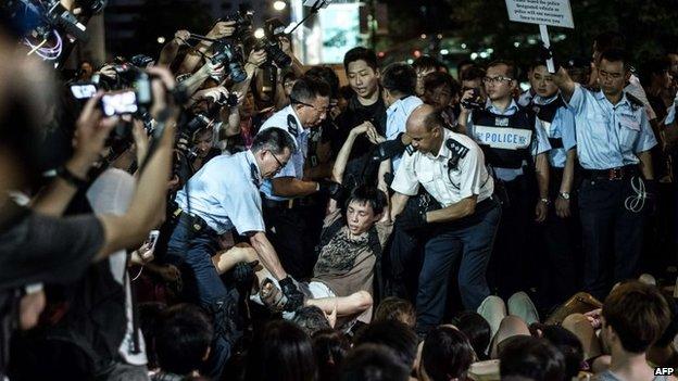 В Гонконге полиция арестовала более 500 участников сидячей забастовки