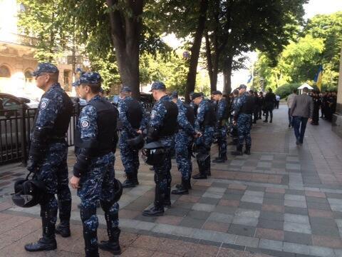 Під Раду прибув батальйон «Донбас», посилено охорону (ФОТО)