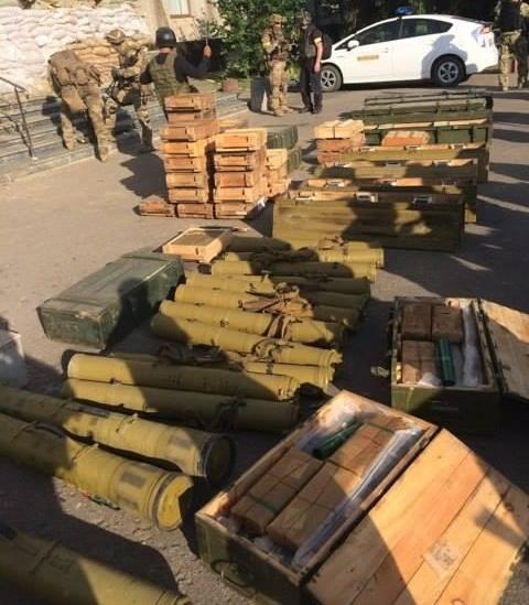 В Славянске нашли арсенал оружия и российскую военную форму (ФОТО, ВИДЕО)