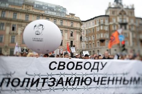 В центре Москвы активисты спели песню про Путина (ВИДЕО)