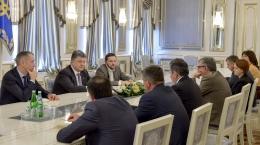 Порошенко заявил о специальном информационном вещании для Донбасса