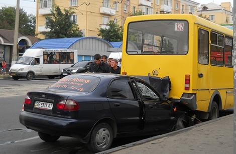 В Луганске осколком снаряда задело маршрутку: погибли двое
